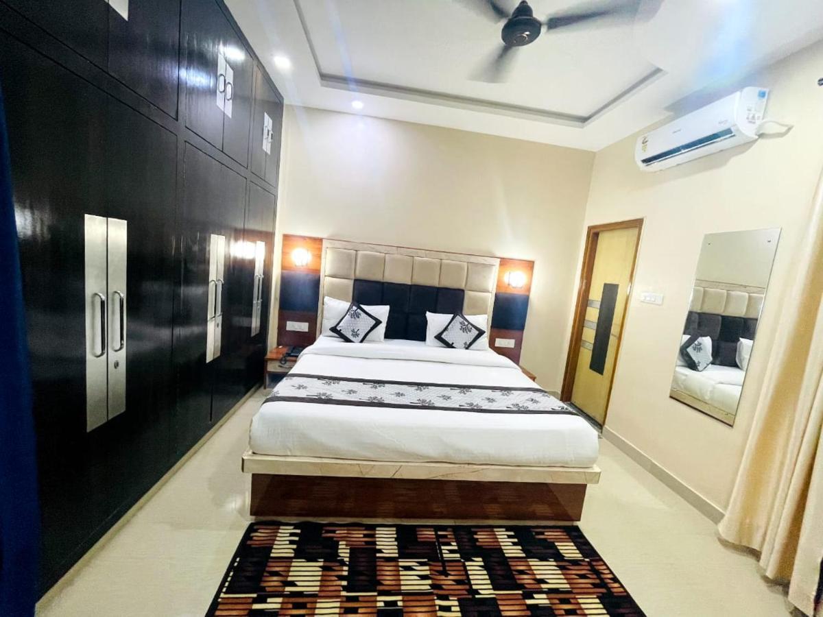 The Sunshine Apartment Агра Екстериор снимка