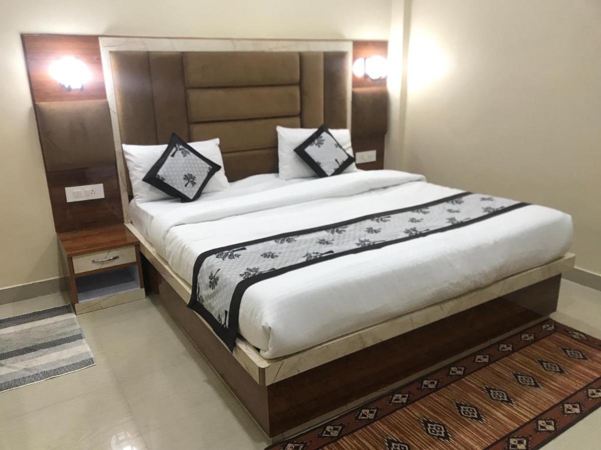 The Sunshine Apartment Агра Екстериор снимка