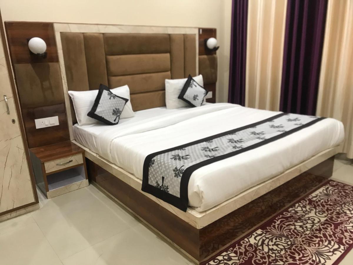 The Sunshine Apartment Агра Екстериор снимка
