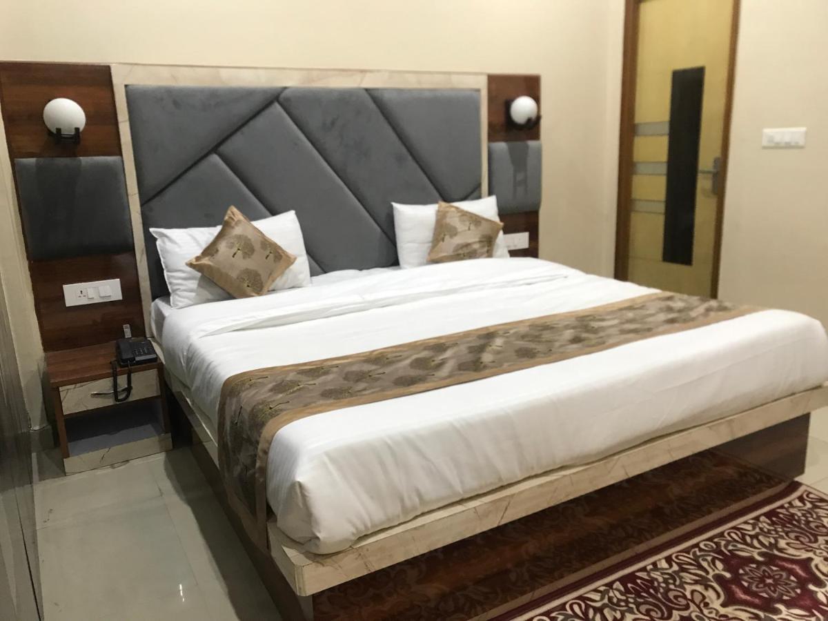 The Sunshine Apartment Агра Екстериор снимка