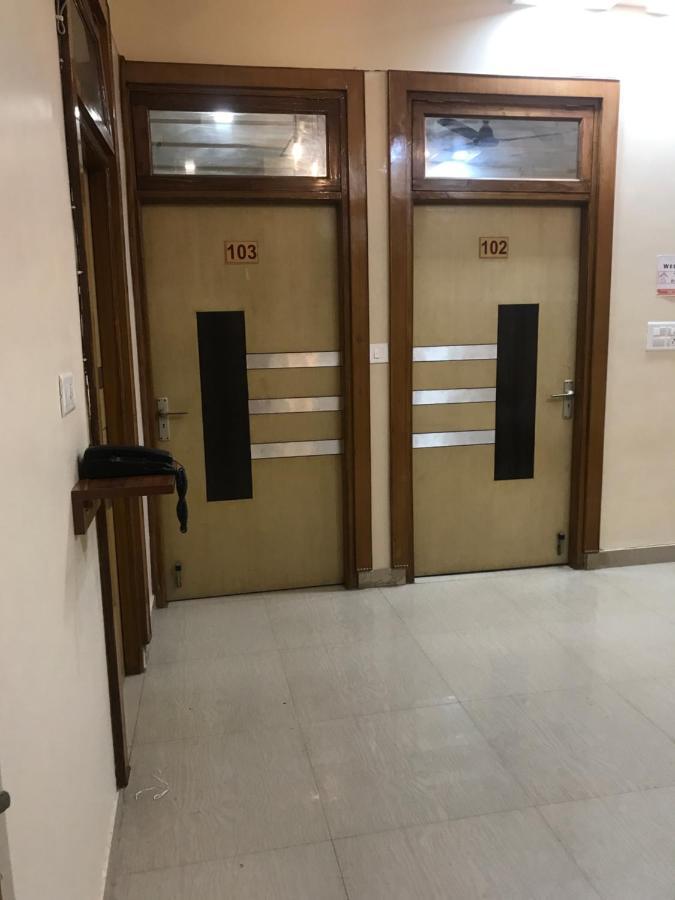 The Sunshine Apartment Агра Екстериор снимка